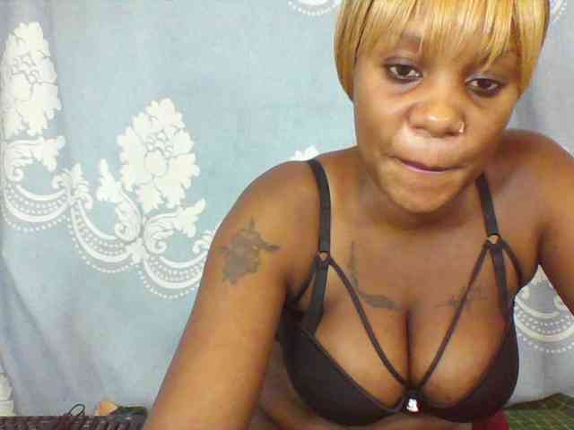 Prettydarksin webcam