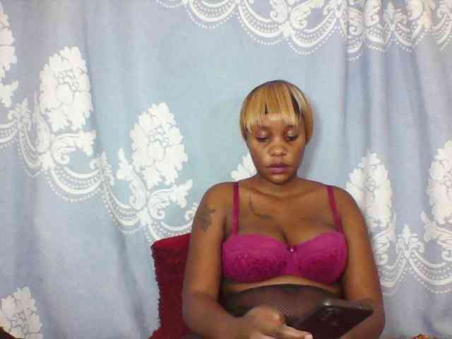 Prettydarksin webcam
