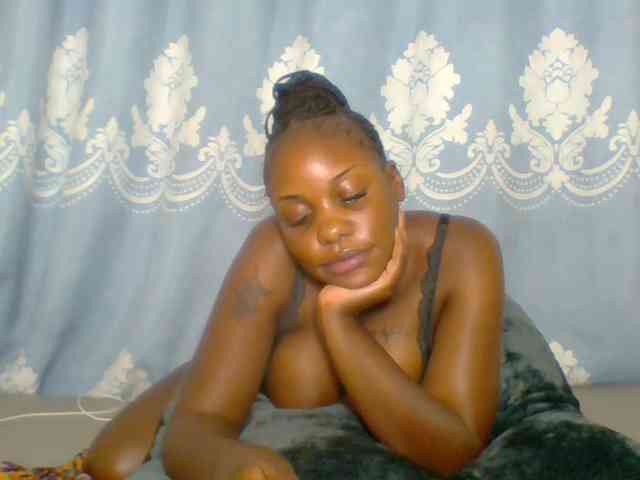 Prettydarksin webcam