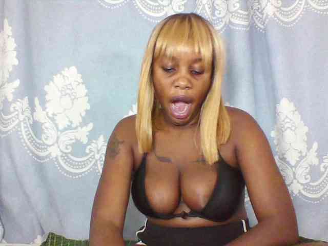Prettydarksin webcam