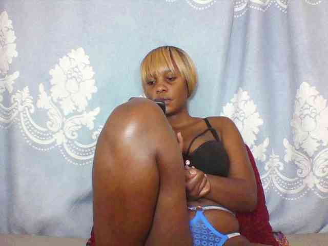Prettydarksin webcam