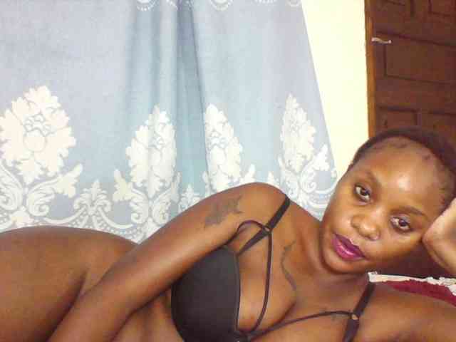 Prettydarksin webcam