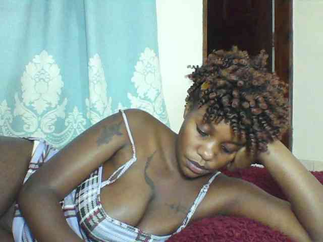 Prettydarksin webcam