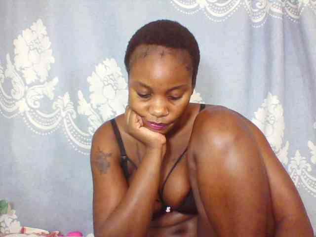 Prettydarksin webcam