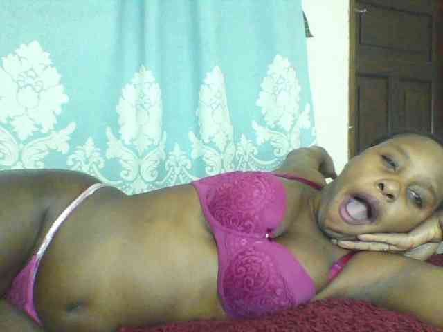 Prettydarksin webcam