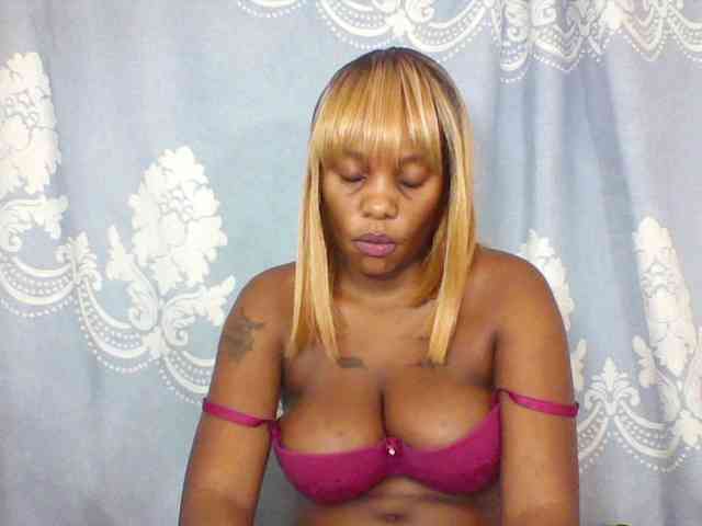Prettydarksin webcam