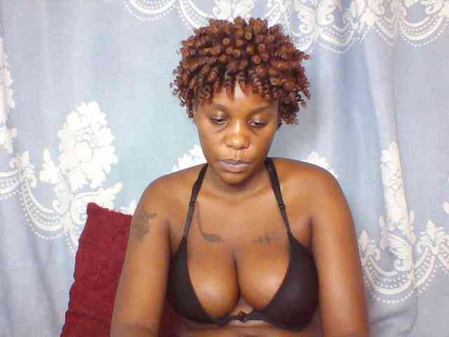 Prettydarksin webcam