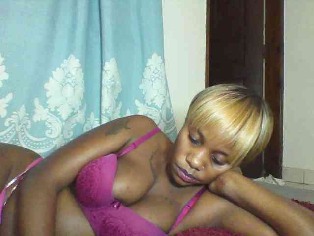 Prettydarksin webcam