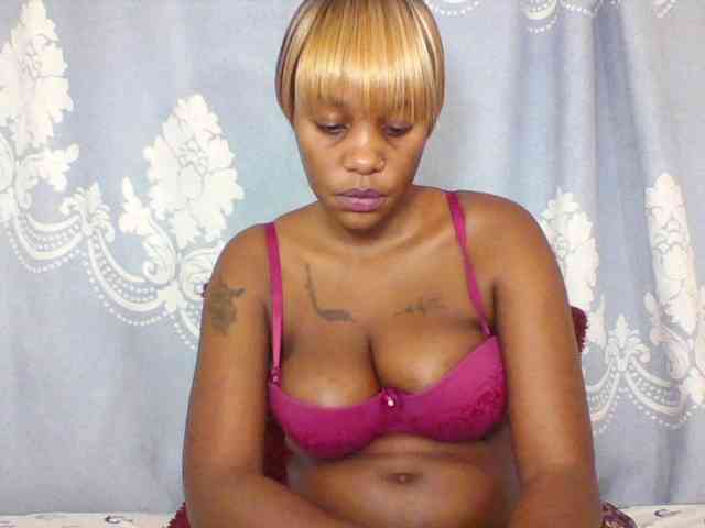 Prettydarksin webcam