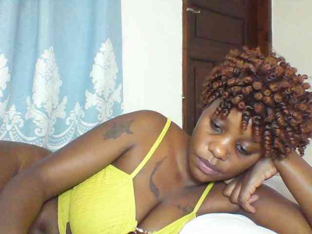 Prettydarksin webcam
