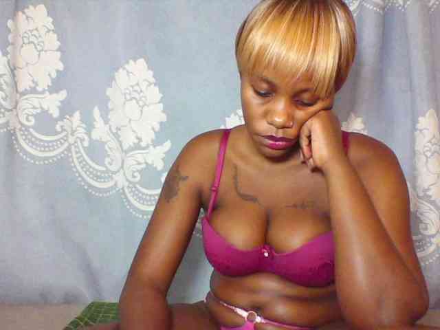 Prettydarksin webcam