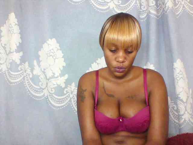 Prettydarksin webcam