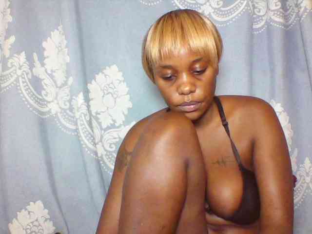 Prettydarksin webcam