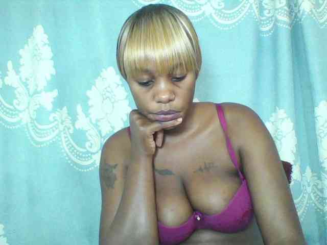Prettydarksin webcam