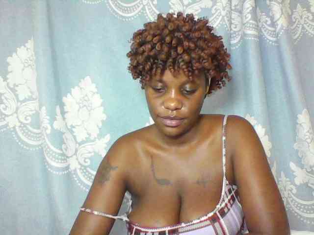 Prettydarksin webcam