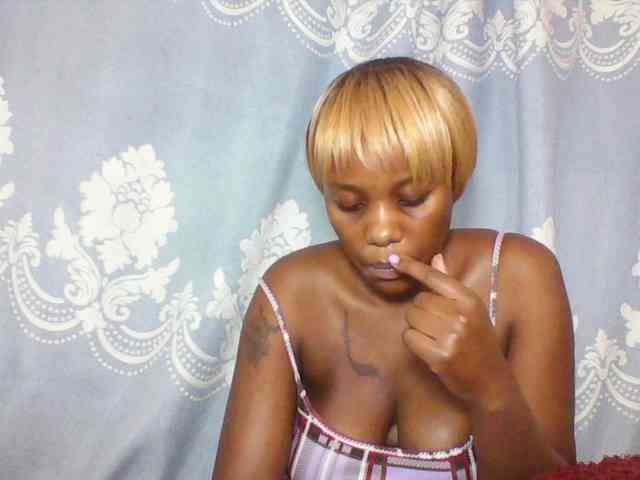 Prettydarksin webcam