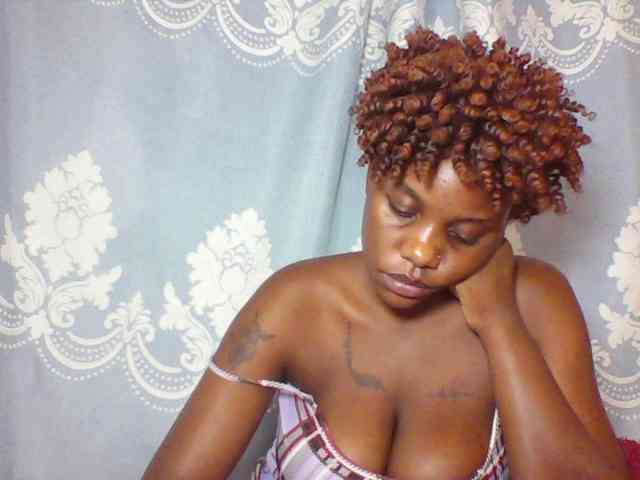 Prettydarksin webcam