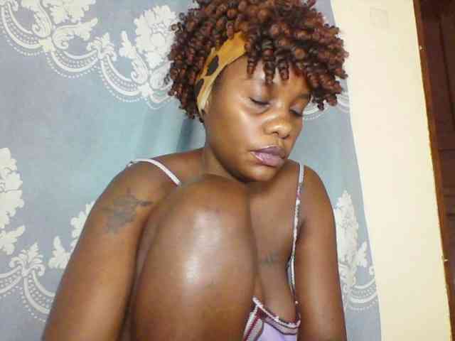 Prettydarksin webcam