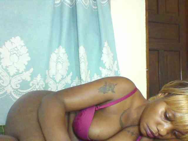 Prettydarksin webcam
