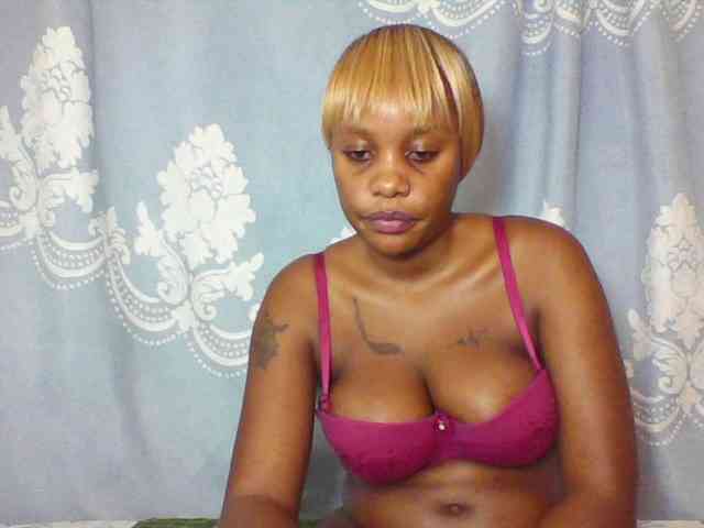 Prettydarksin webcam