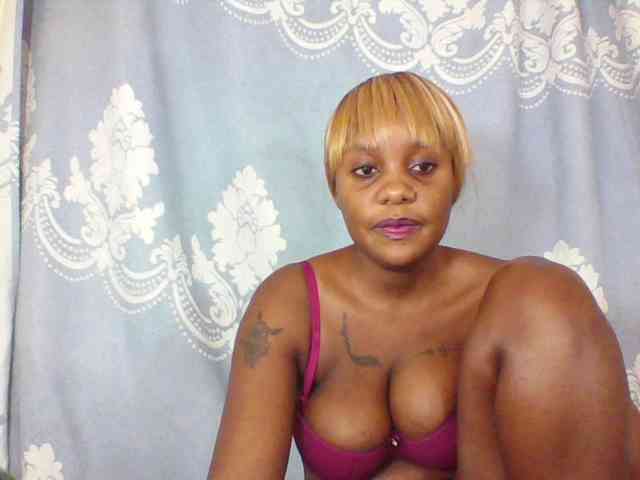 Prettydarksin webcam