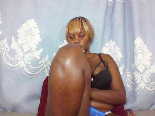 Prettydarksin webcam