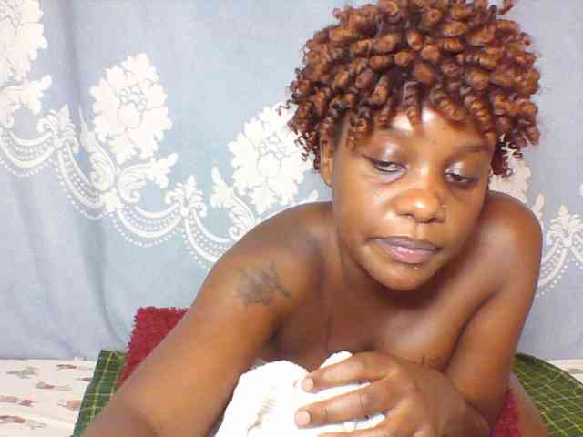 Prettydarksin webcam