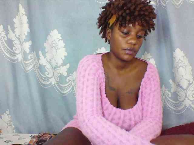 Prettydarksin webcam