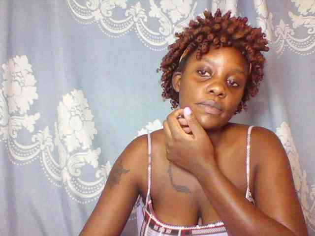 Prettydarksin webcam