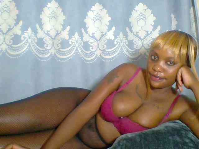 Prettydarksin webcam
