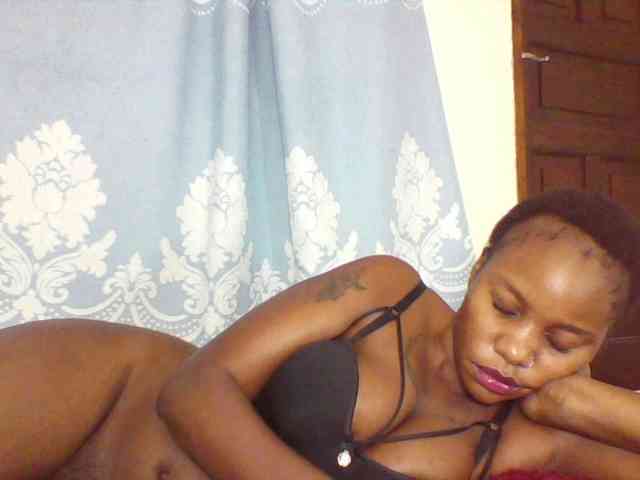 Prettydarksin webcam