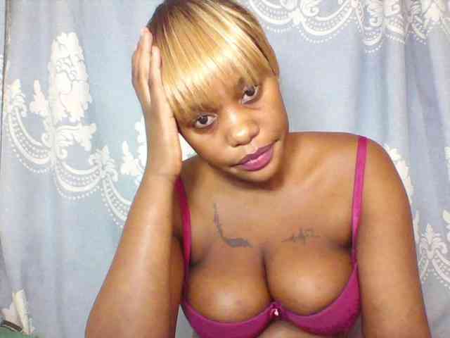 Prettydarksin webcam