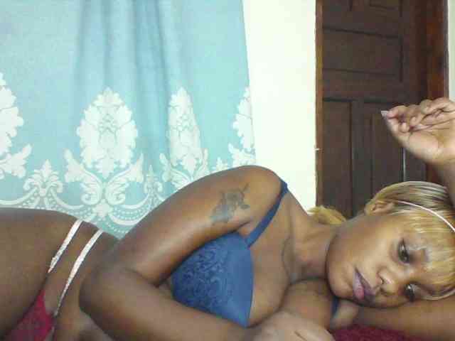 Prettydarksin webcam