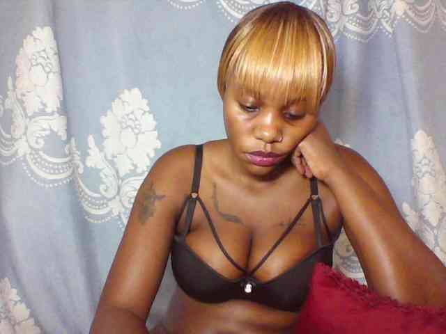 Prettydarksin webcam