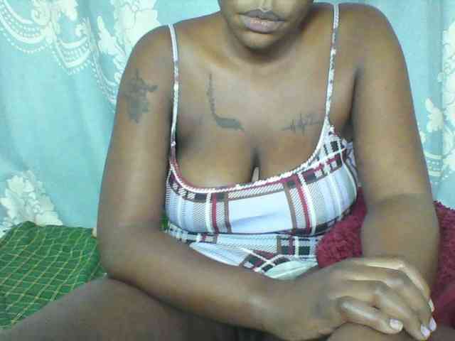 Prettydarksin webcam