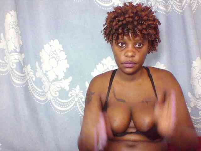 Prettydarksin webcam