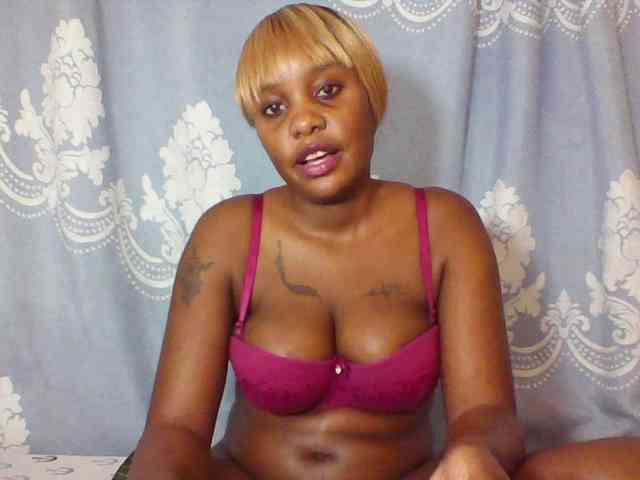 Prettydarksin webcam
