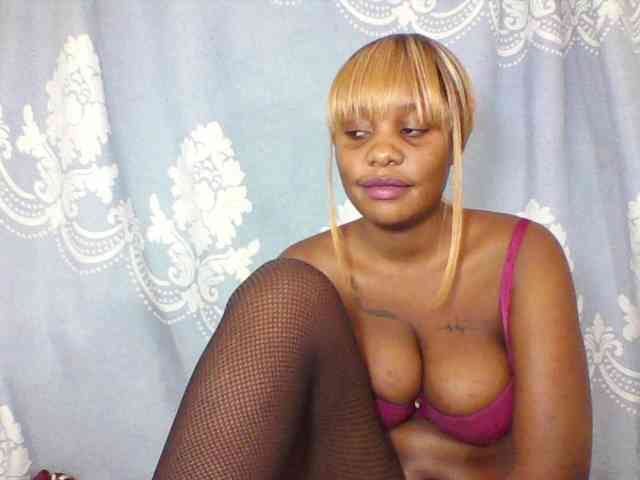 Prettydarksin webcam
