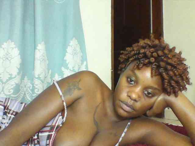 Prettydarksin webcam