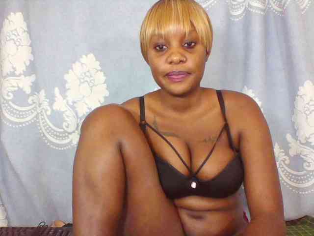 Prettydarksin webcam