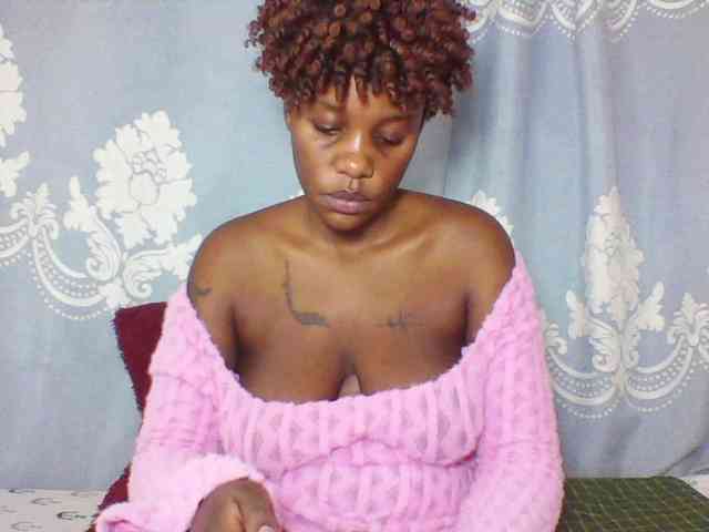 Prettydarksin webcam