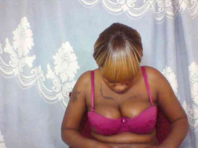 Prettydarksin webcam