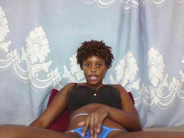 Prettydarksin webcam