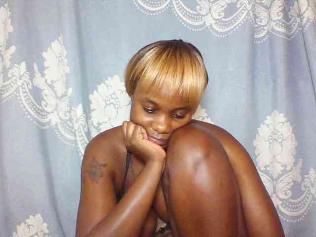 Prettydarksin webcam