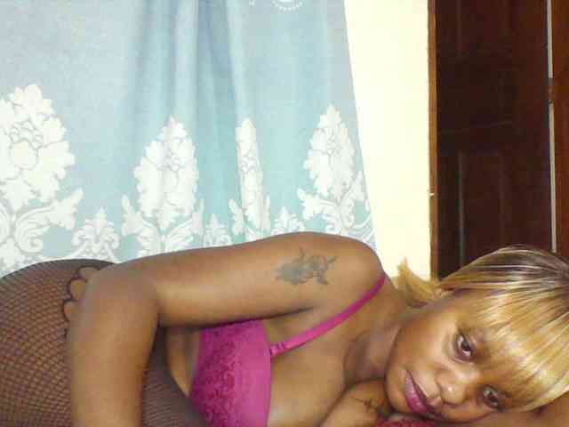 Prettydarksin webcam