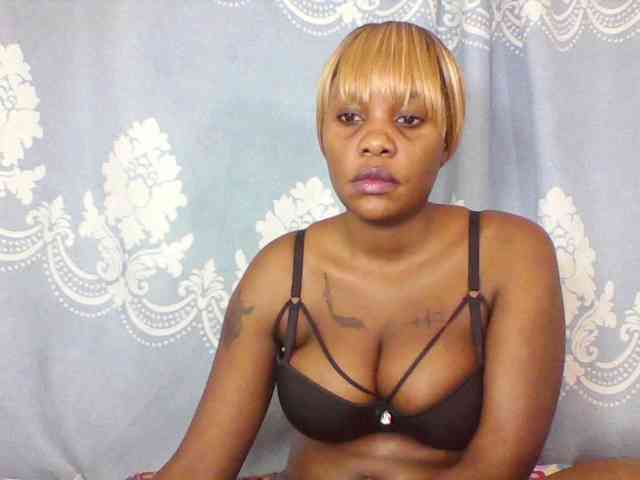 Prettydarksin webcam