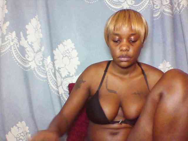 Prettydarksin webcam