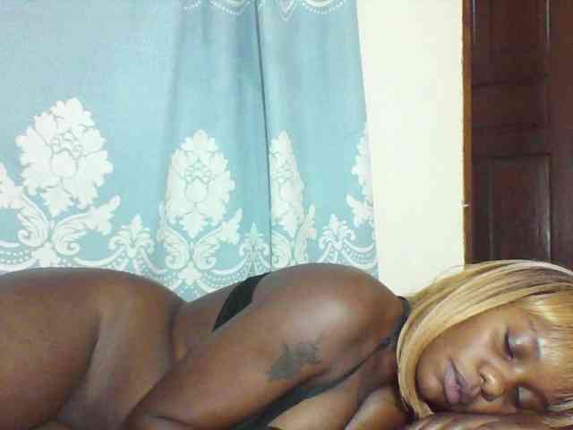 Prettydarksin webcam