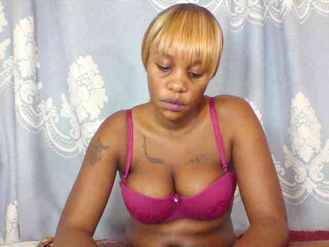 Prettydarksin webcam