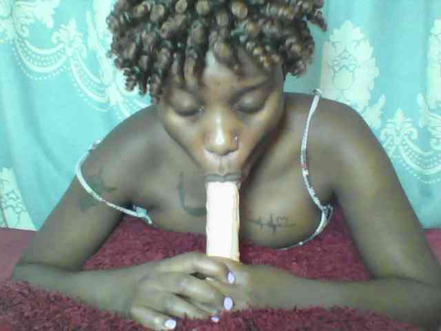 Prettydarksin webcam